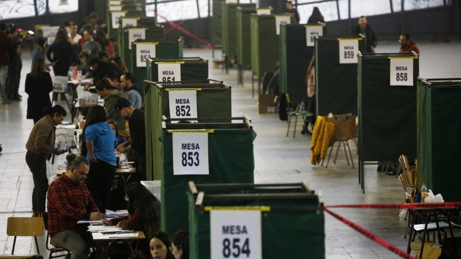 Fotografía de mesas constituidas en locales de votación