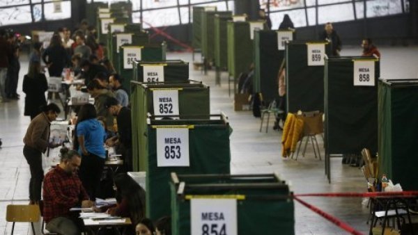 Fotografía de mesas constituidas en locales de votación