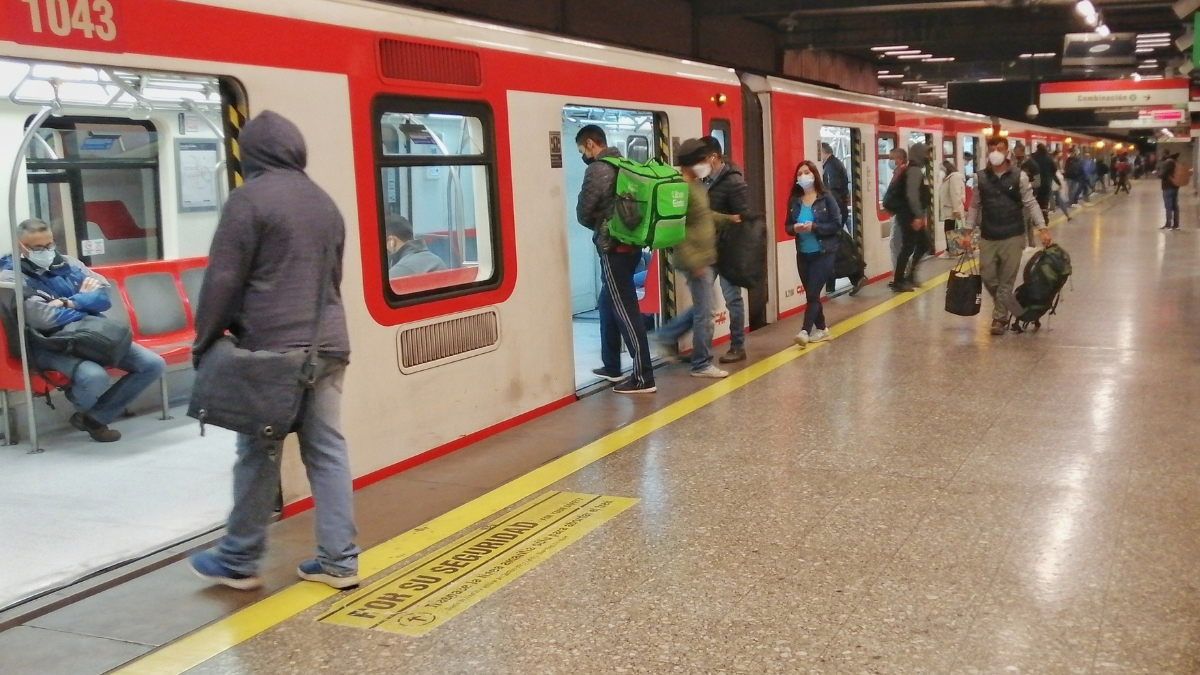 Gente circulando en el andén del Metro de Santigo