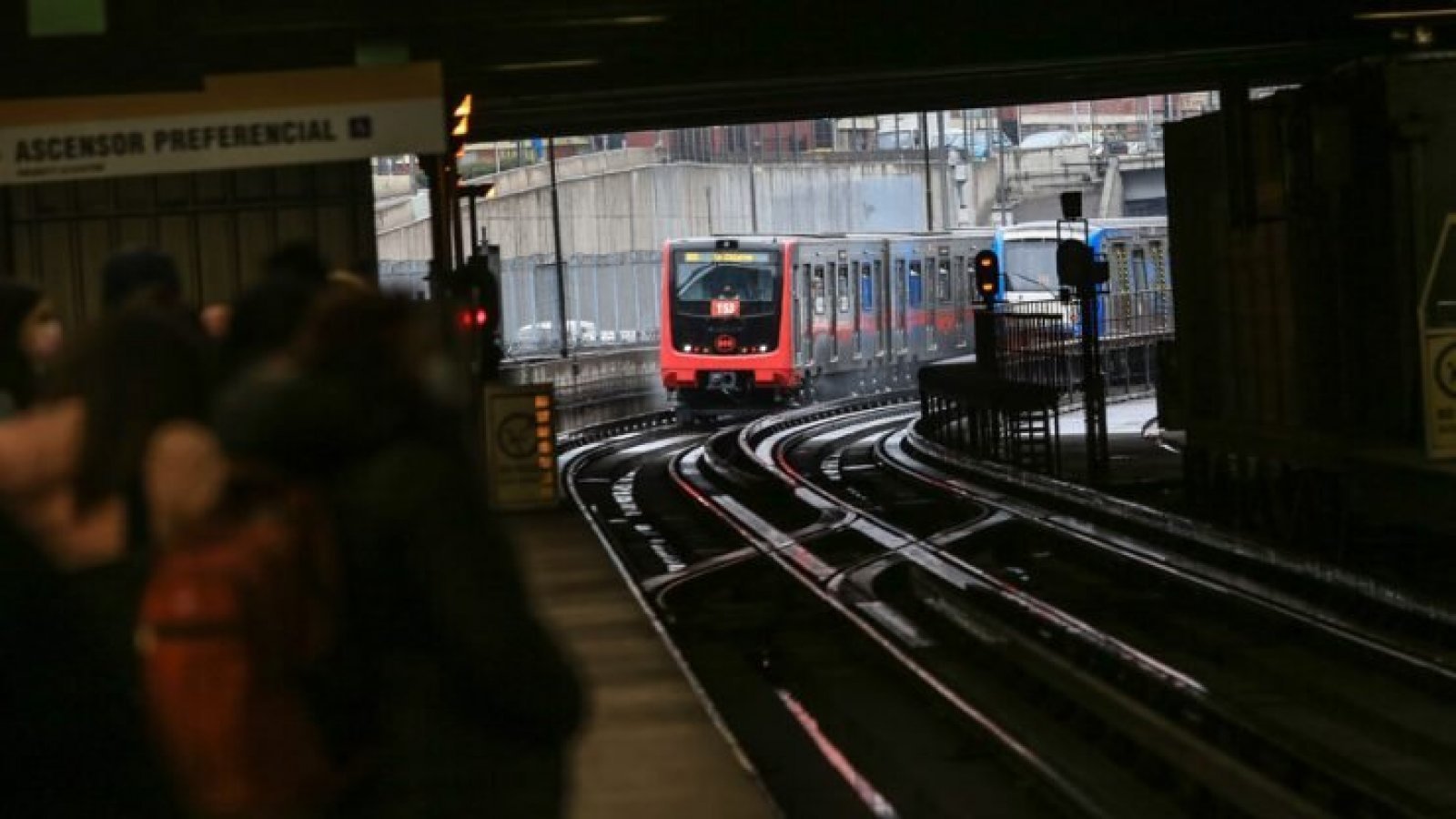 Metrotren llegando a estación en línea 2