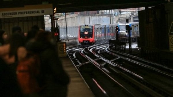 Metrotren llegando a estación en línea 2