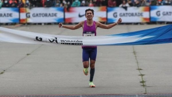 Corredor llegando a la meta de Maratón de Santiago.