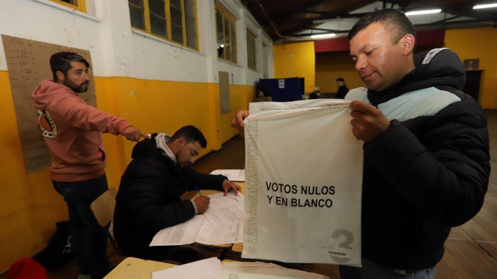 Votos nulos y blancos siendo guardados al interior de una bolsa.