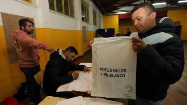 Votos nulos y blancos siendo guardados al interior de una bolsa.