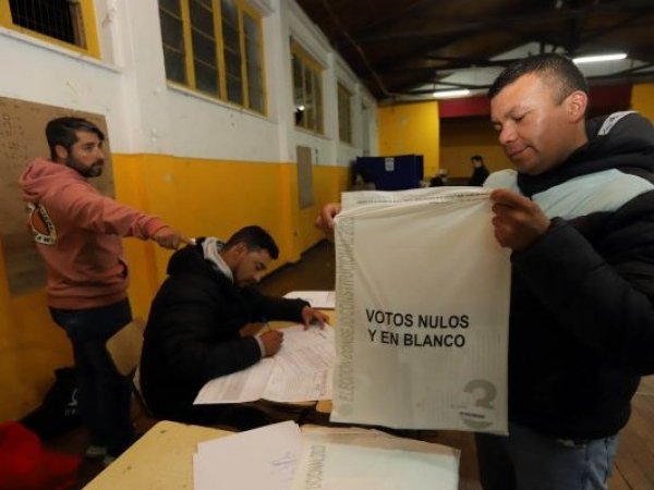 Votos nulos y blancos siendo guardados al interior de una bolsa.