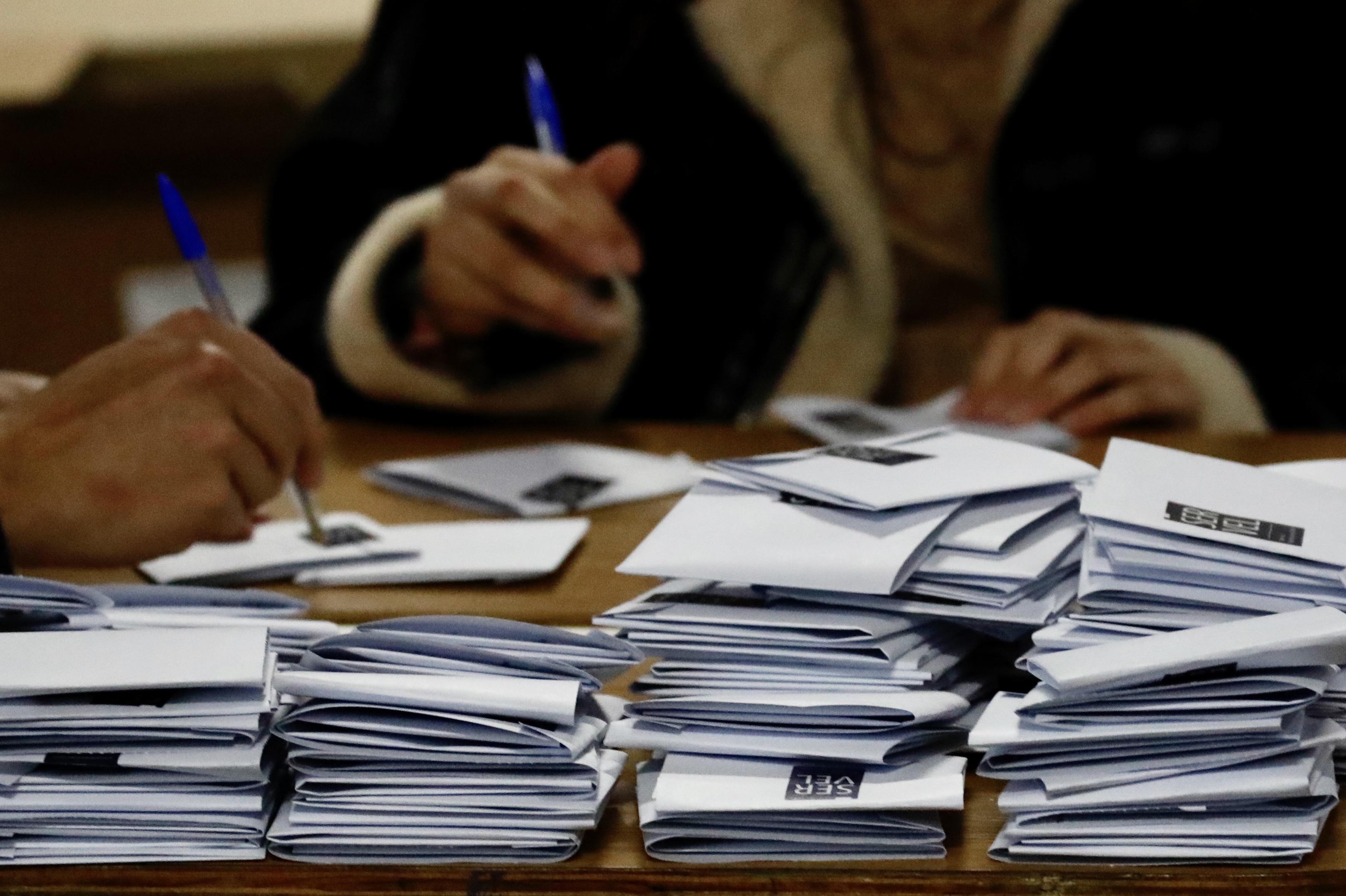 Votos electorales en una mesa