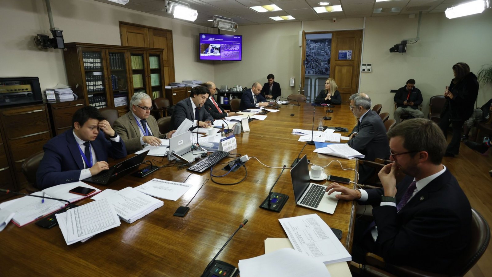 Comisión de Constitución sesionando.