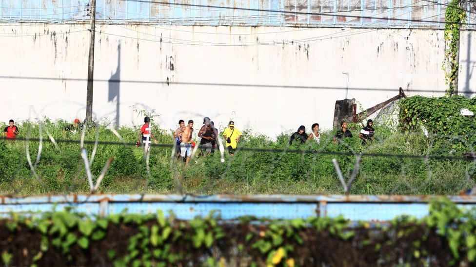 Reclusos caminan dentro de una penitenciaría en Guayaquil, Ecuador, durante un levantamiento, 14 de abril 2023