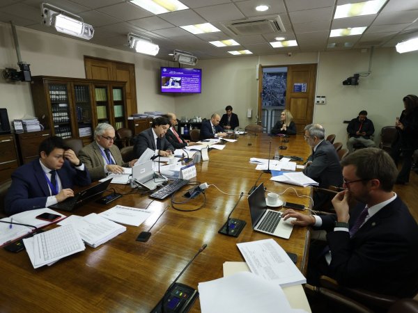 Comisión de Constitución sesionando.