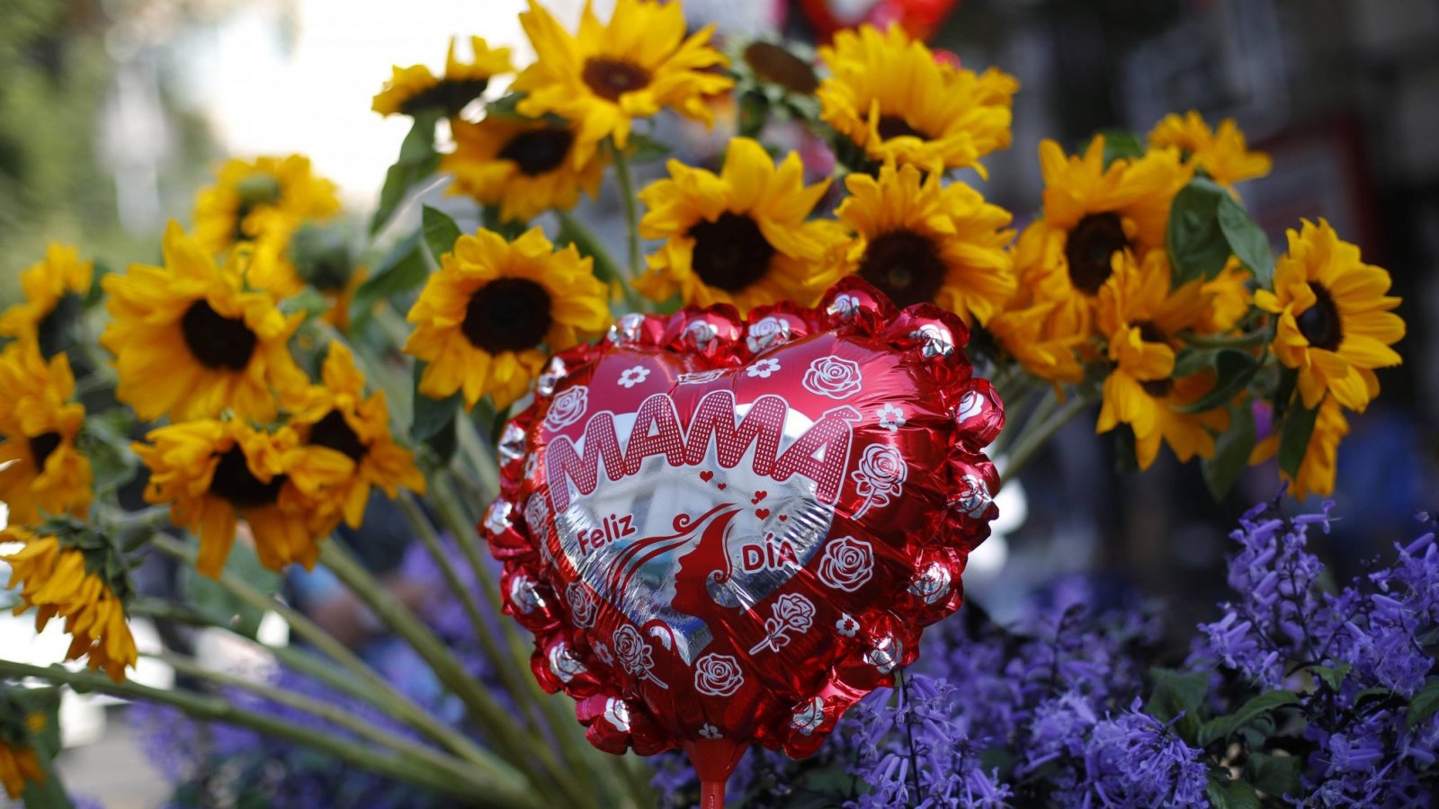 Globo de corazón que dice "Feliz Día Mamá".