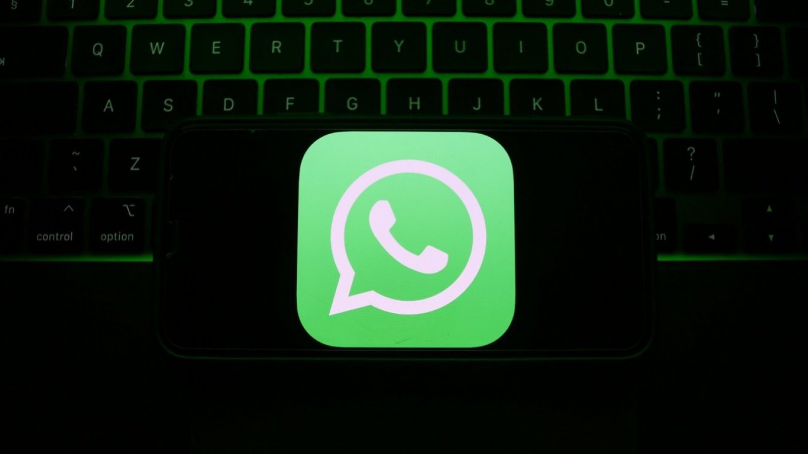 Logo de Whatsapp sobre teclado de computador