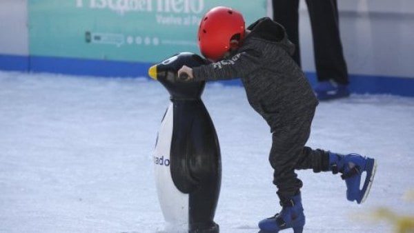 Niño patinando sobre hielo