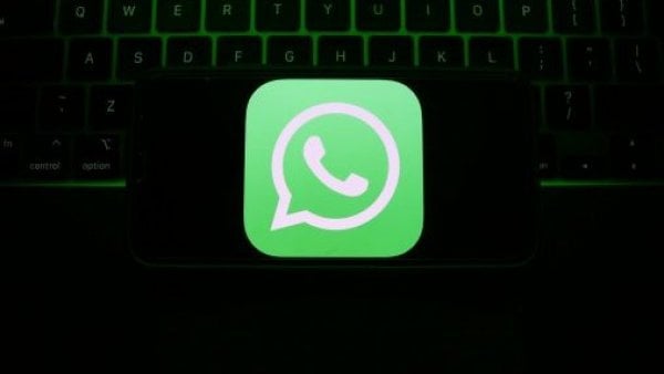 Logo de Whatsapp sobre teclado de computador