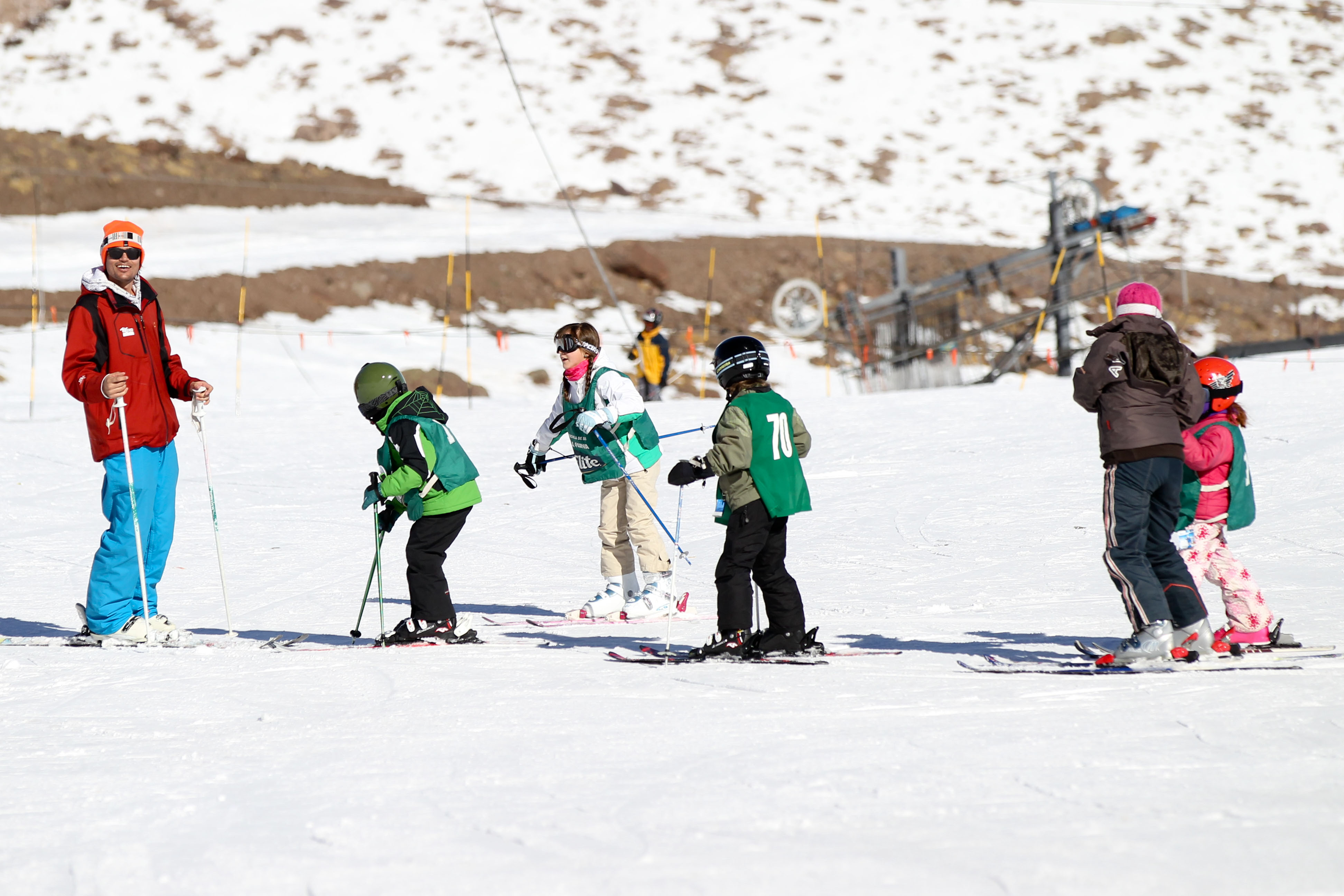 Niños jugando en la nieve