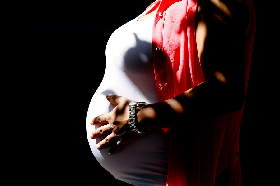 Mujer embarazada de lado