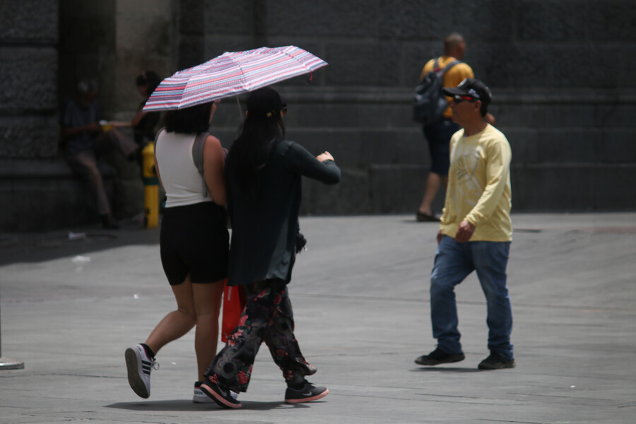 Personas caminando bajo el sol en Santiago
