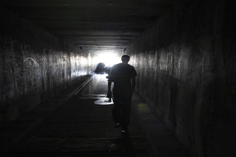 Jay en el túnel en el que vive en Las Vegas, Nevada, Estados Unidos, el 29 de abril de 2023.