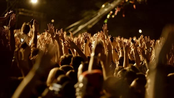 Foto referencial de personas en un concierto.