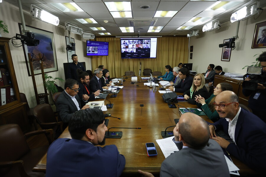 Comisión de Constitución sesionando.