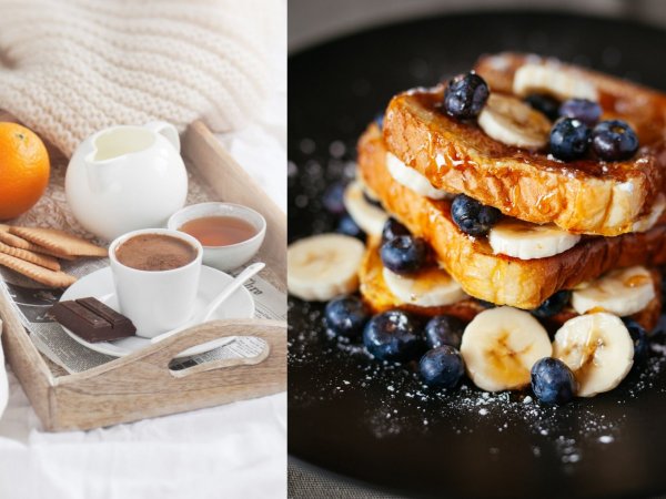Desayuno en la cama y tostadas francesas con frutas.