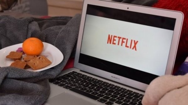 Computador con pestaña abierta en Netflix