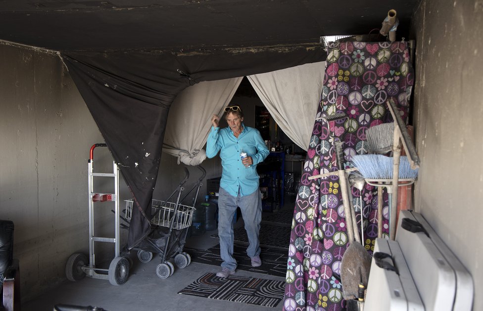 Steve sale de entre las cortinas de su casa en el túnel al que se conoce como el de Ali Baba, al oeste del Strip, en Las Vegas, Nevada, Estados Unidos, el 29 de abril de 2023.