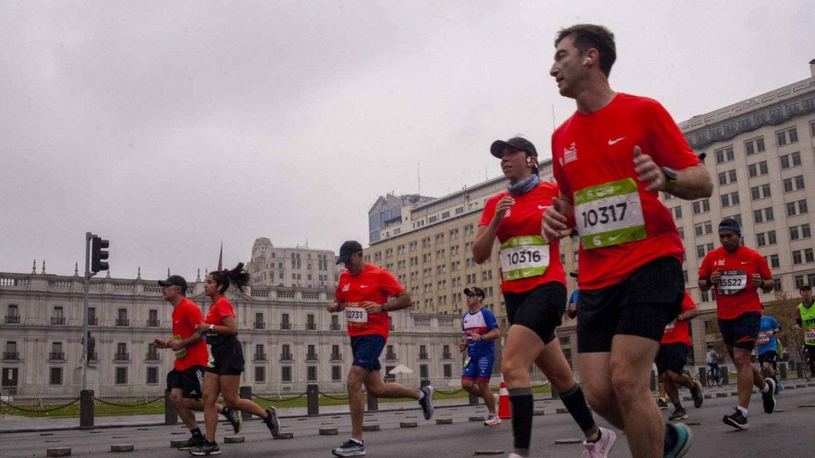 Corredores de la Maratón de Santiago pasando frente al Palacio de La Moneda.