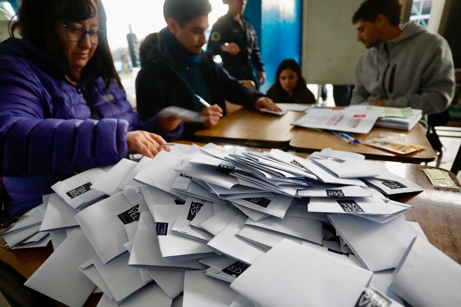 Mesa electoral con votos, en elecciones del Consejo del proceso constituyente.