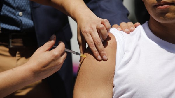 Persona poniéndose la vacuna bivalente.