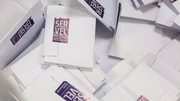 Votos electorales sellados del Servel, para elecciones de consejeros del proceso constituyente.