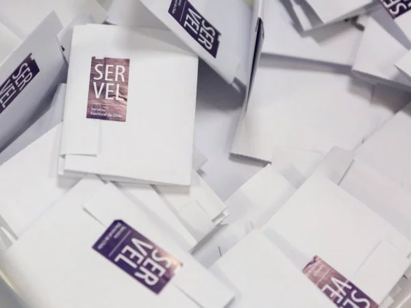 Votos electorales sellados del Servel, para elecciones de consejeros del proceso constituyente.