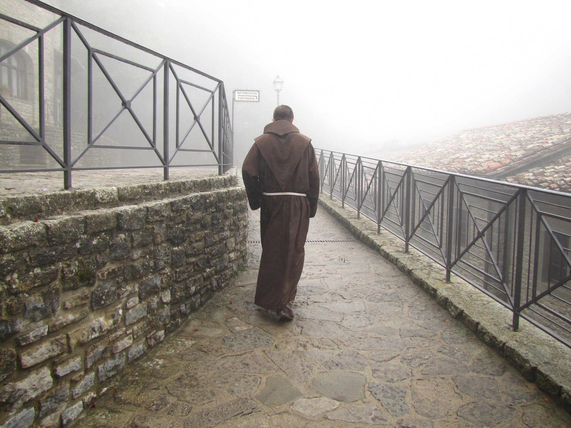 Monje caminando en la niebla.