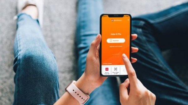 Persona revisando app de BancoEstado