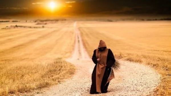 Monje andando por un camino.