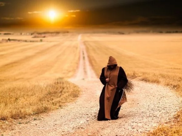 Monje andando por un camino.