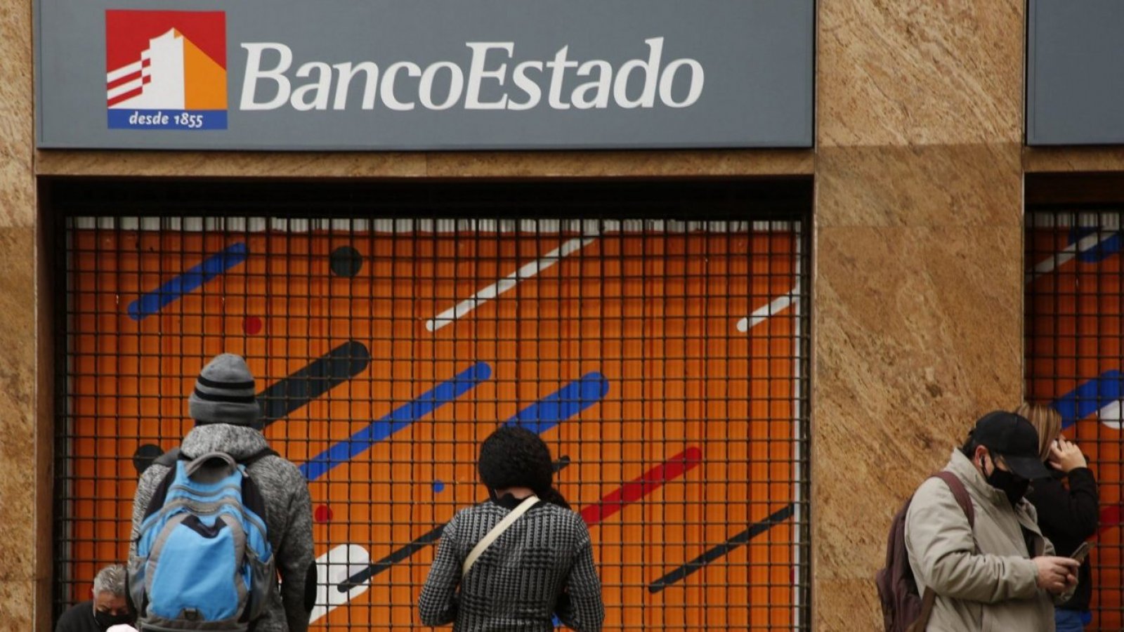 Personas caminando por las afueras de BancoEstado