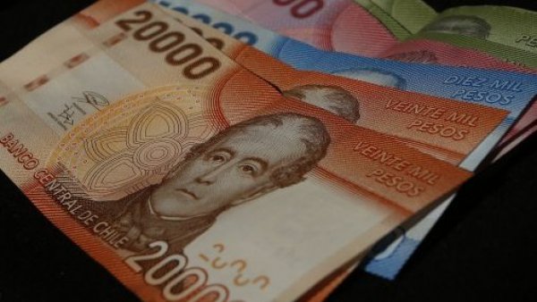 Billetes de distintos valores repartidos sobre una mesa.