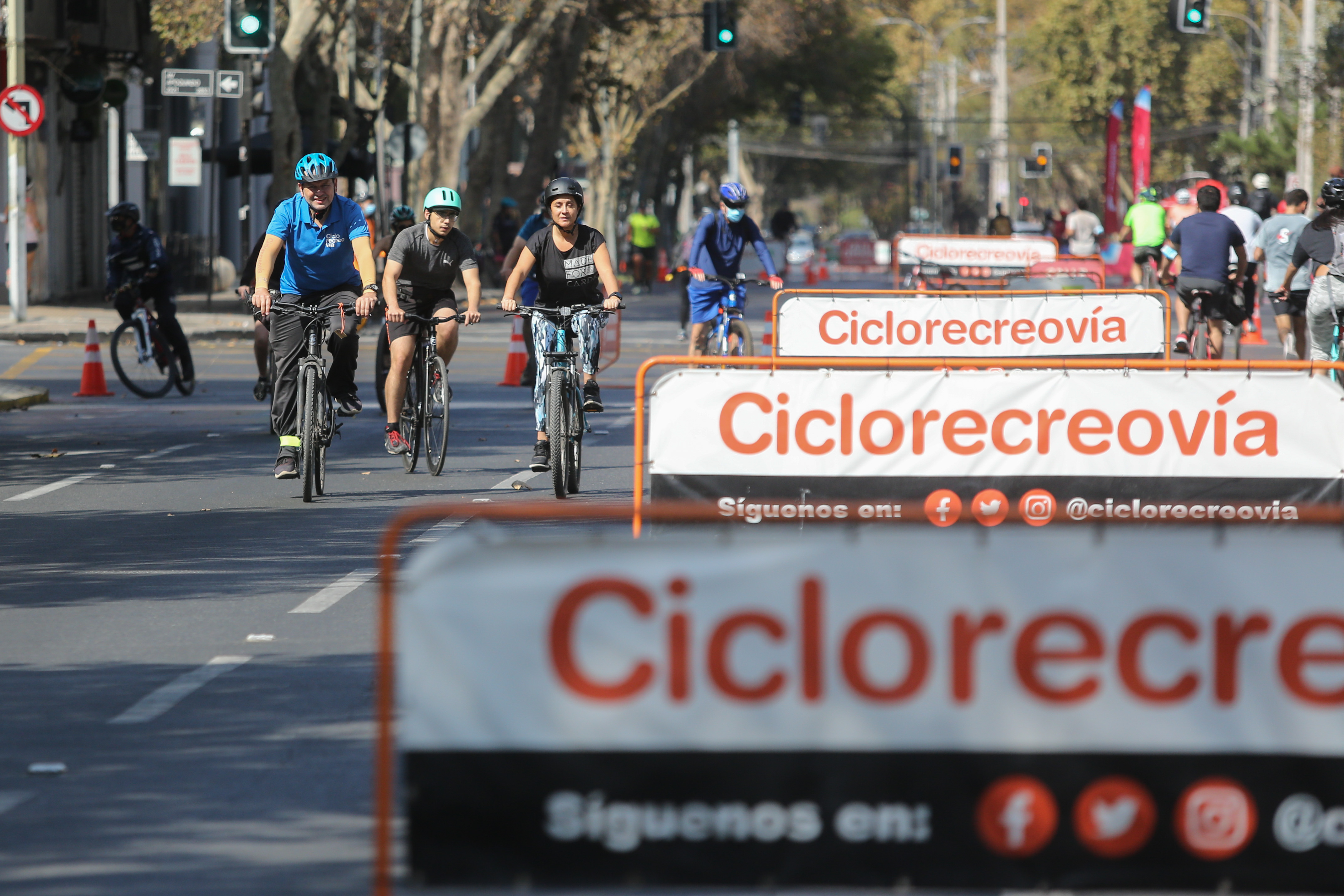 Carteles de CicloRecreoVia y gente en bicicleta.