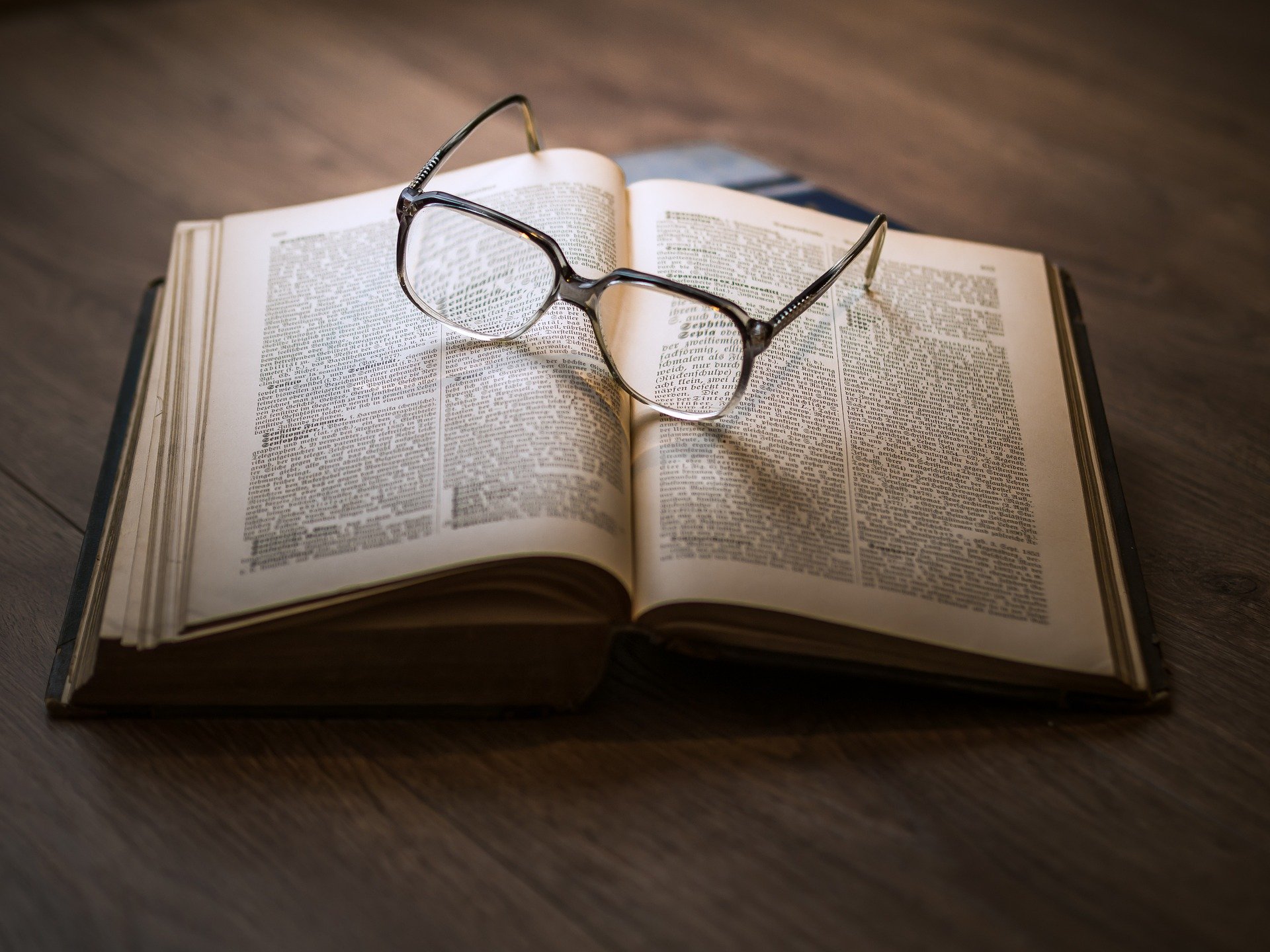 Anteojos sobre un libro