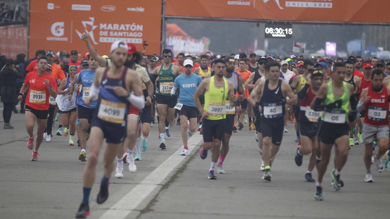 Personas corriendo en la Maratón de Santiago.