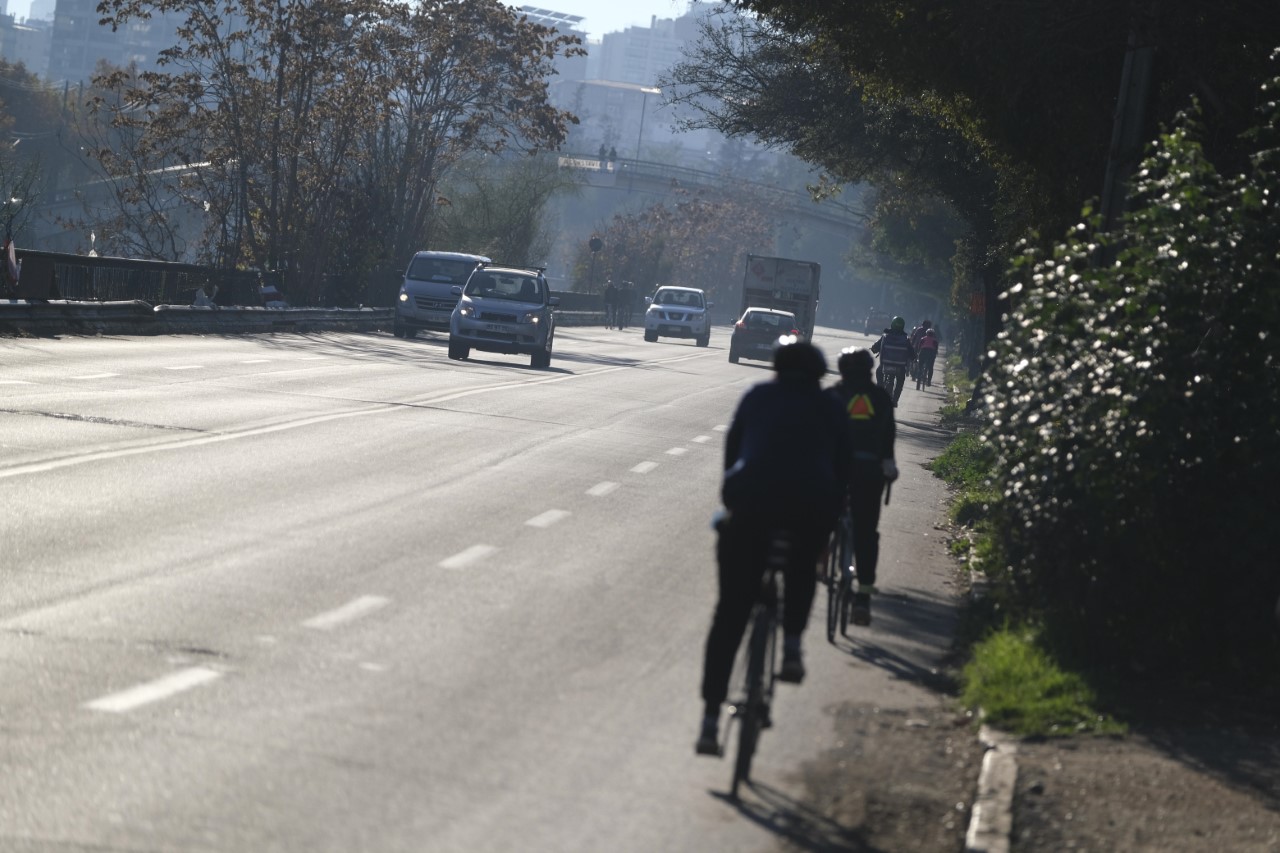 Personas andando en bicicleta en la calle.