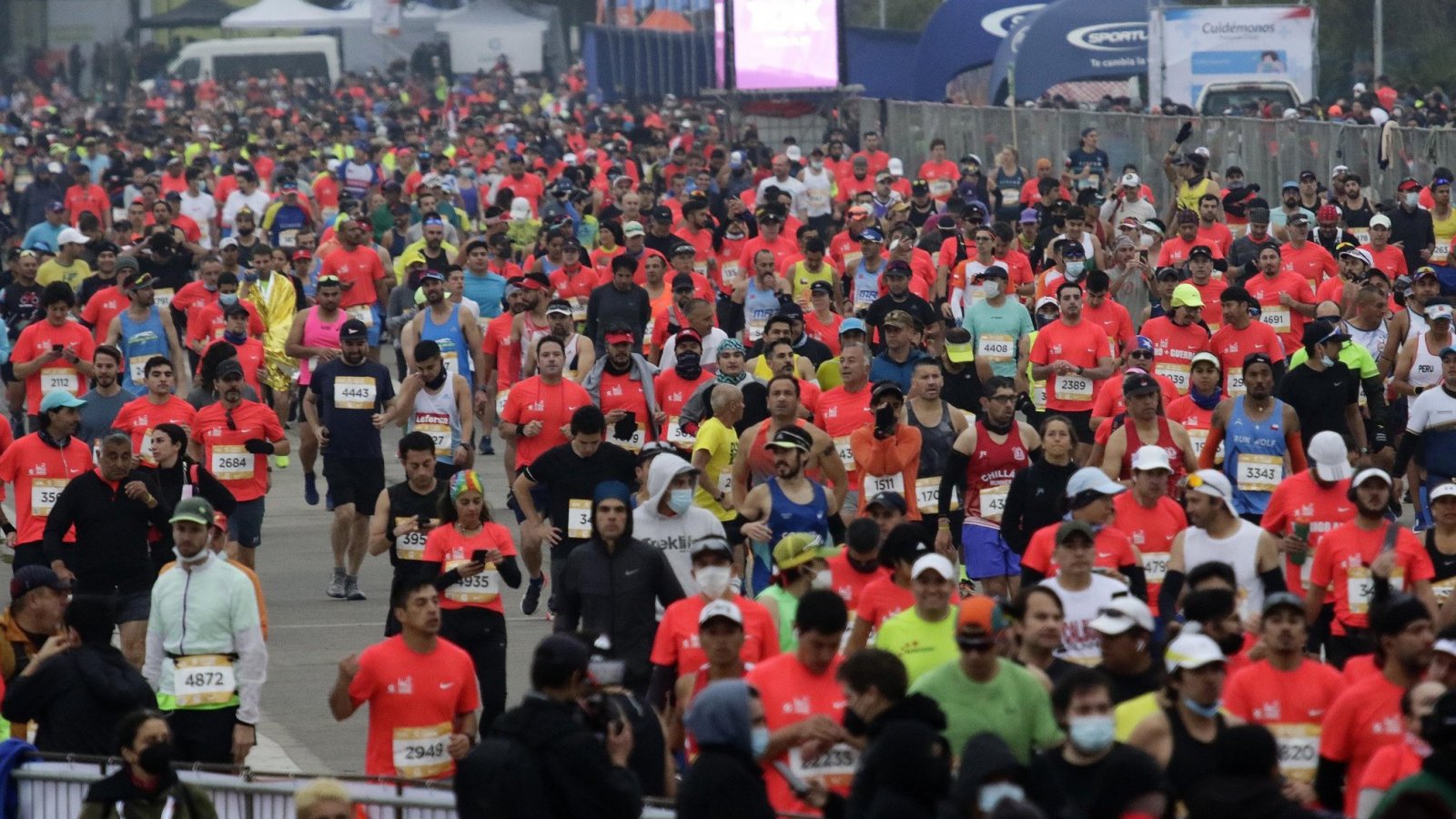 Grupo de personas corriendo en la Maratón de Santiago.