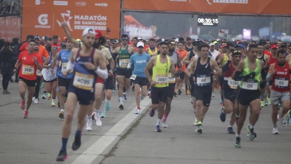 Personas corriendo en la Maratón de Santiago.