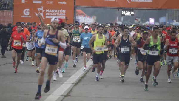 Personas corriendo en la Maratón de Santiago.