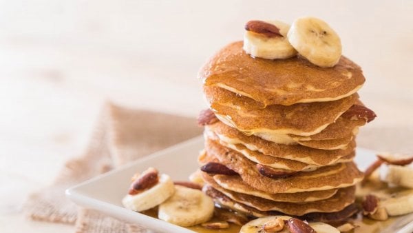 Panqueques de avena decorado con plátano