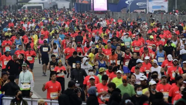 Grupo de personas corriendo en la Maratón de Santiago.