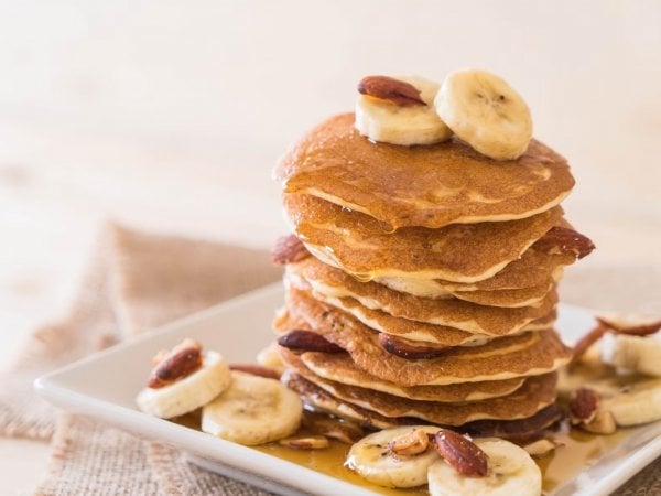 Panqueques de avena decorado con plátano