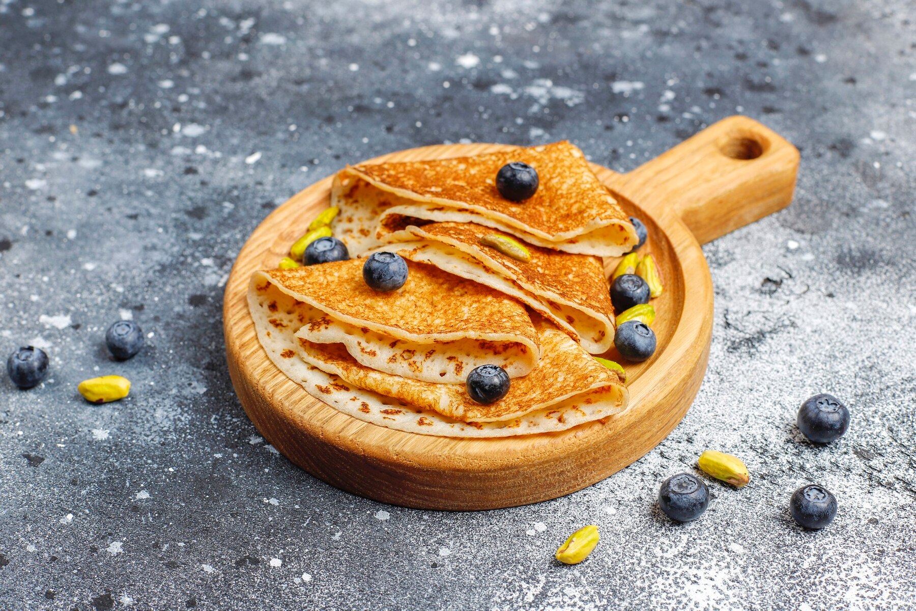 Foto de panqueques de avena, decorados con arándanos