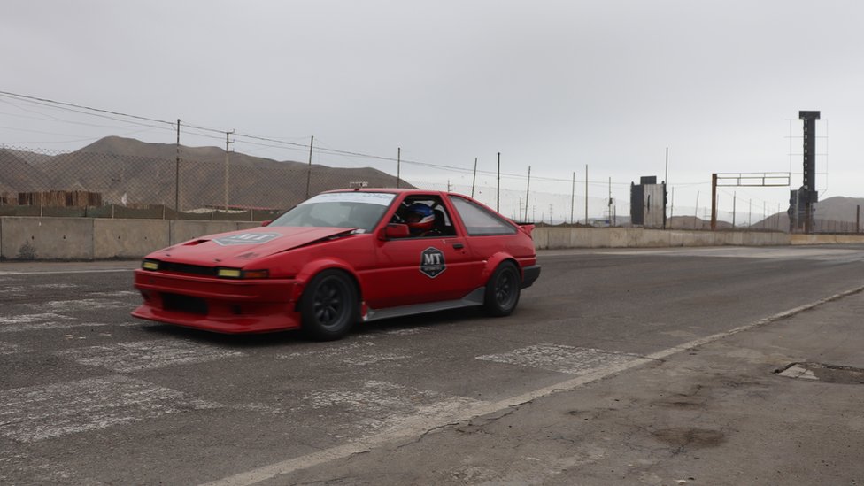 El Toyota de Pacho Kantt rueda por la recta de La Chutanax, Perú.