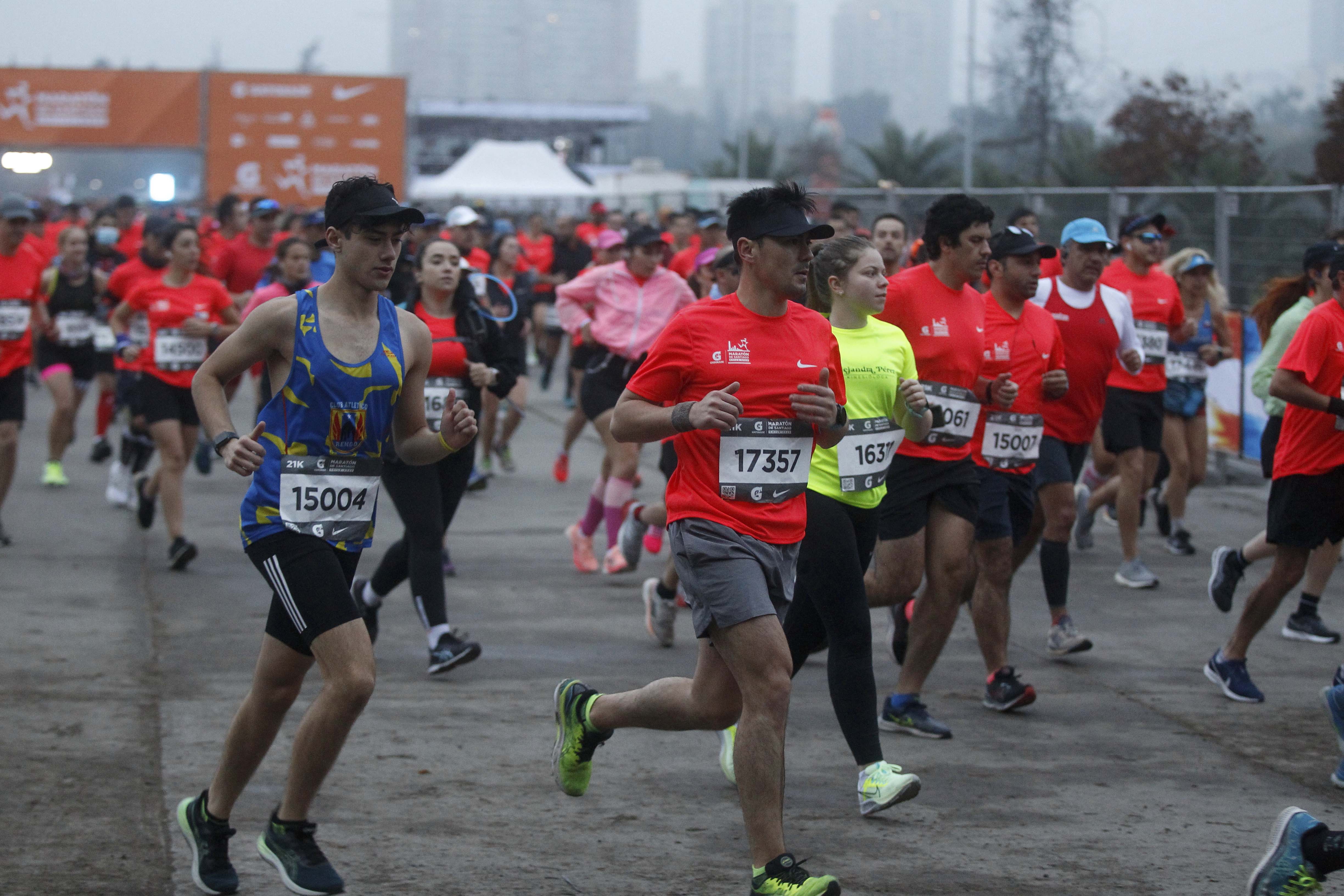 Personas corriendo en la Maratón de Santiago